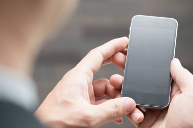 hareket eden smartphone kullanarak iş adamı