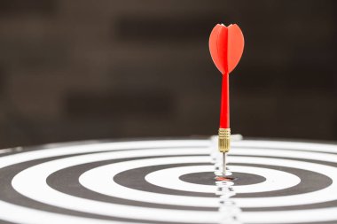 Dart tahtası hedef ortasına isabet hedef dart oku