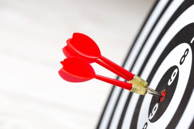 Dart tahtası hedef ortasına isabet hedef dart oku