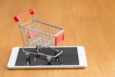 Tablet ve ahşap masa, Online alışveriş kavramı üzerinde alışveriş sepeti
