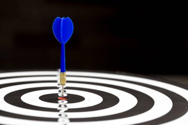Dart tahtası hedef ortasına isabet hedef dart oku