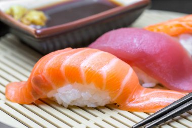 suşi ile siyah çubuk ayarla