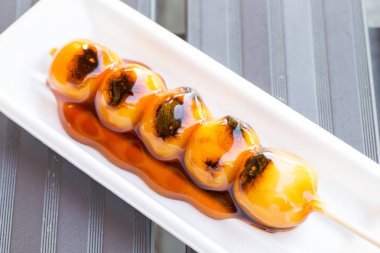 mitarashi dango, saptırılmış pirinç köfte tatlı soya sosu sır ile kaplı Japon tatlı