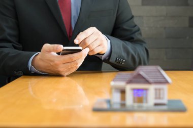 Mobil uygulama hesaplamak kredi ev için cep telefonunuzun içinde iş adamı