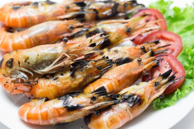 Beyaz plaka üzerinde ızgara karides