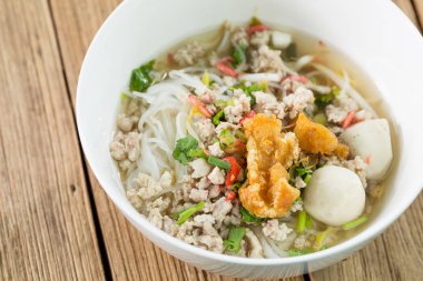 Tay ince Pirinç Noodle ile et suyu içinde dilimlenmiş domuz noodle