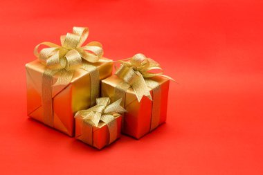 Kırmızı arka planda Noel hediyesi kutusu