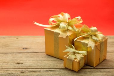 Noel hediye kutusu ahşap zemin üzerinde