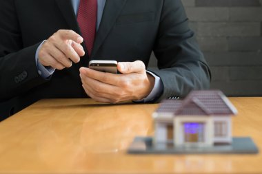 Ev Emlak Kiralama için mobil uygulama kullanarak iş adamı