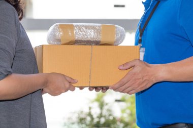 Kadın el teslimatçı kutuları bir teslimi kabul