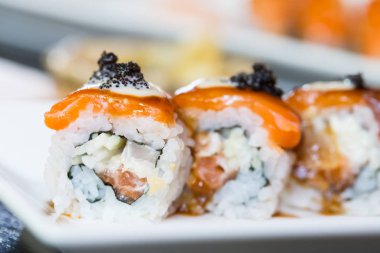 Restoranda suşi somon roll