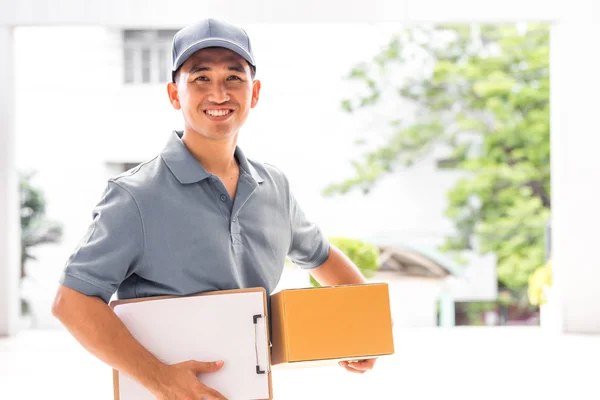 Entrega hombre sosteniendo una caja de paquete —  Fotos de Stock