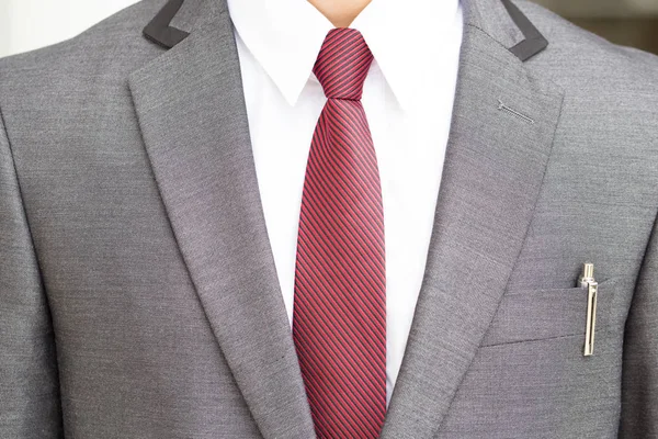Uomo in abito grigio e cravatta rossa — Foto Stock
