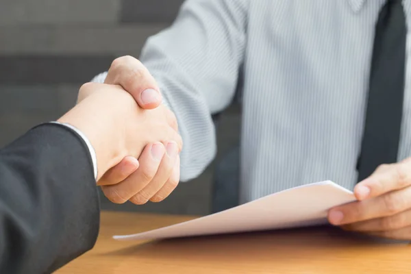 Handshake de negócios concordou em trabalhar, conceito de entrevista de emprego — Fotografia de Stock