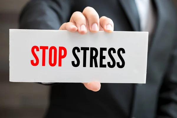 Fermare lo stress, messaggio sulla carta bianca e tenere premuto da uomo d'affari — Foto Stock