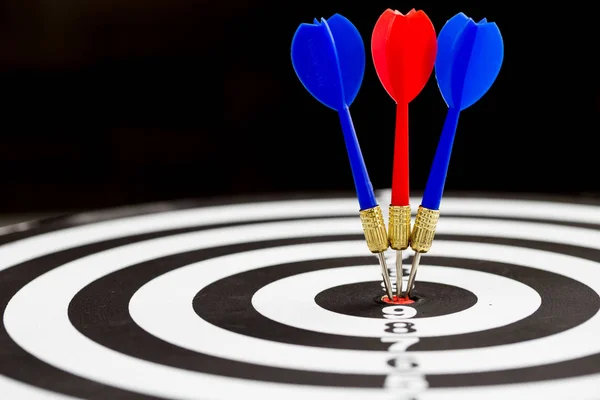 Doel dart pijl raken in het midden van de doelstelling van het dartbord — Stockfoto