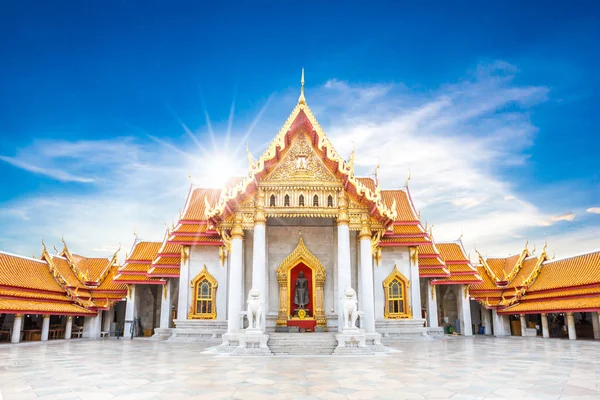 Mramorový chrám, Wat Benchamabophit Dusitvanaram v Bangkoku, Thajsko — Stock fotografie