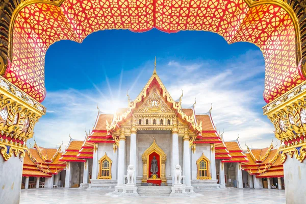 Templo de mármol, Wat Benchamabophit Dusitvanaram en Bangkok, Tailandia —  Fotos de Stock