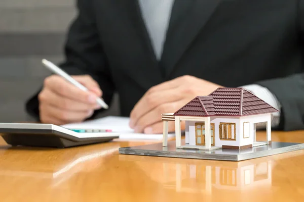 Bankrekeningen met een rekenmachine en de lening om te kopen home — Stockfoto