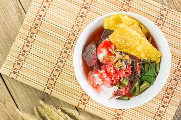 Fideos con sopa de mariscos y salsa roja, fideos tailandeses — Foto de Stock