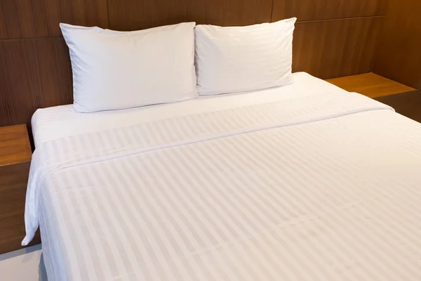 Белые простыни и подушки — стоковое фото