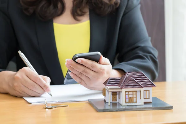 Contas bancárias de verificação de aplicação móvel para empréstimo para compra de casa — Fotografia de Stock