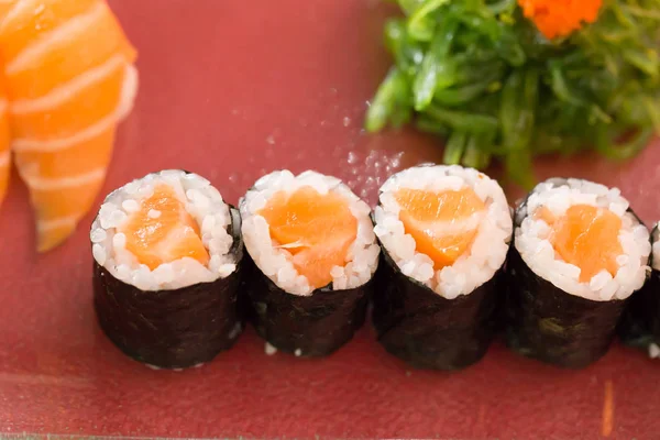 Sushi zalm met zeewier — Stockfoto