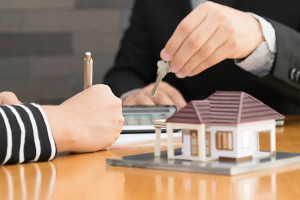 Banken goedkeuren leningen om te kopen huizen. Onroerend goed concept — Stockfoto