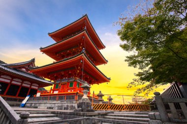 Kırmızı pagoda Kiyomizu-dera Tapınağı, Kyoto, Japonya