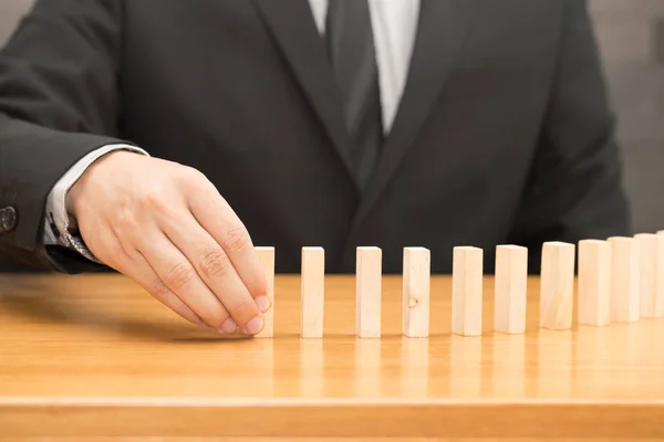 Uomo d'affari smistamento blocco di legno domino — Foto Stock