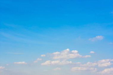 küçük bulutlar ile mavi gökyüzü