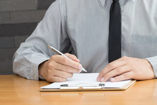 Novos empregados assinam contrato de trabalho — Fotografia de Stock