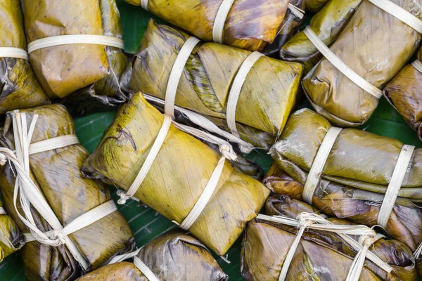 Khao Том розуму, Тайська десерт, пару липким рисом з бананом — стокове фото