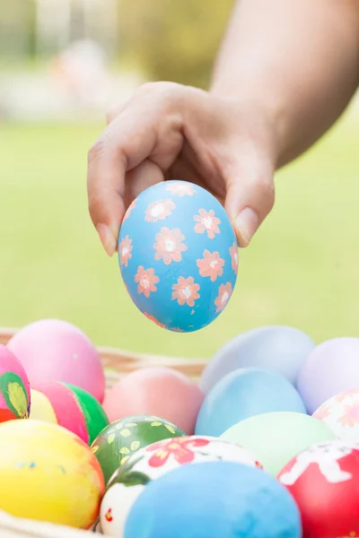Donna mano tenendo uova di Pasqua — Foto Stock