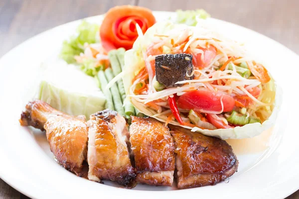 Frango grelhado e salada de mamão, comida tailandesa — Fotografia de Stock