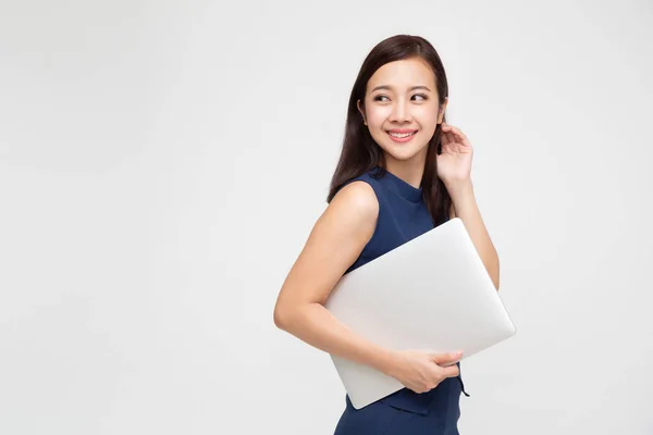 Retrato de una feliz mujer de negocios asiática trabajando y sosteniendo ordenador portátil aislado sobre fondo blanco —  Fotos de Stock