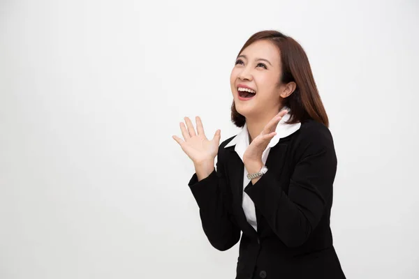 Retrato de emocionado gritando joven mujer de negocios asiática de pie en traje formal de negocios —  Fotos de Stock