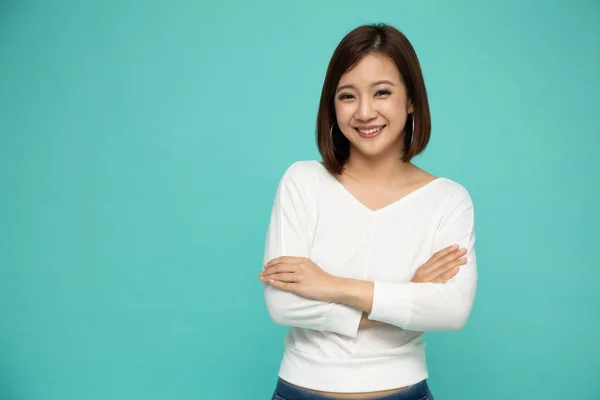 Retrato de mujer asiática exitosa con los brazos cruzados y sonrisa —  Fotos de Stock