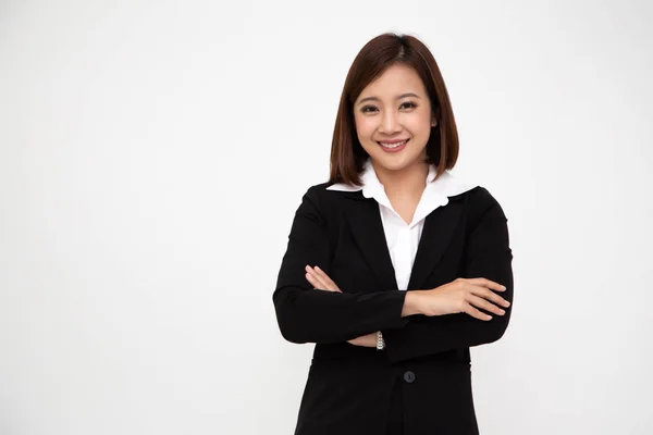 Porträtt av framgångsrika företag asiatiska kvinnor i svart kostym med armarna korsade och leende — Stockfoto
