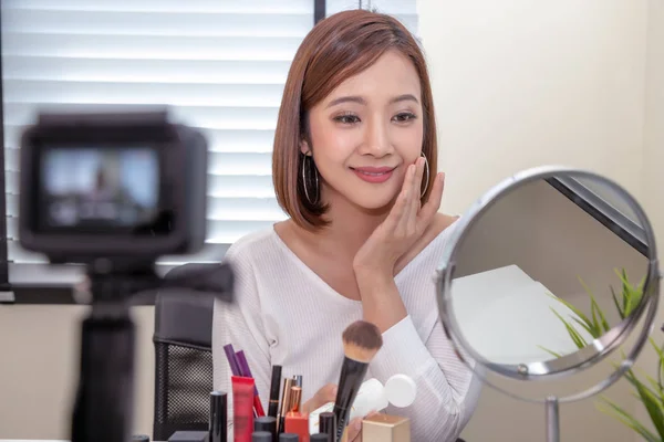 Asian woman beauty vlogger or blogger live broadcast of cosmetic makeup tutorial clip by mobile phone and sharing on social media channel or website, Influencer lifestyle and selfies taking images — Stock Photo, Image