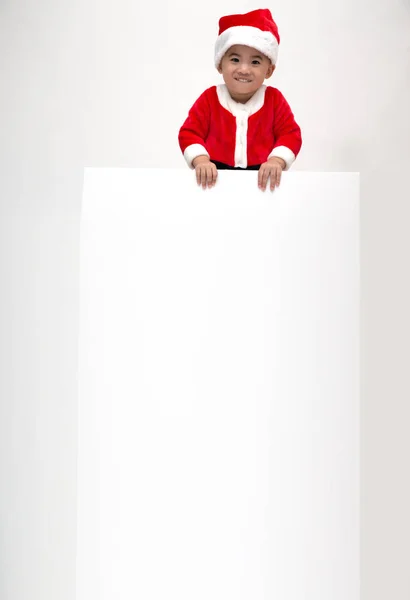 Szczęśliwy Azji chłopiec Santa Claus gospodarstwa puste biały baner reklama tło z miejsca kopiowania — Zdjęcie stockowe