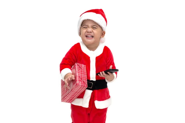 Asiático bebé niño santa claus riendo sonriendo y sosteniendo caja de regalo en el festival de Navidad aislado sobre fondo blanco — Foto de Stock