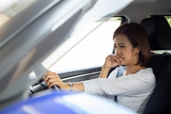 Joven asiática mujer hold su nariz debido a mal olor sucio en coche — Foto de Stock