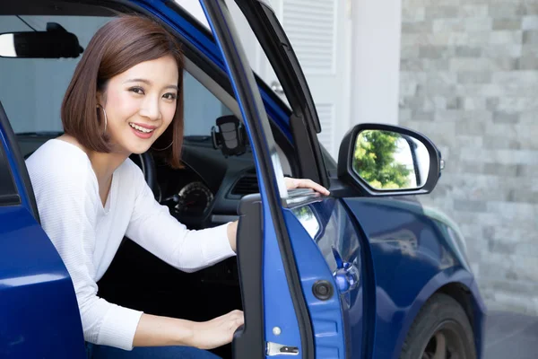 Mujer asiática saliendo de un coche — Foto de Stock