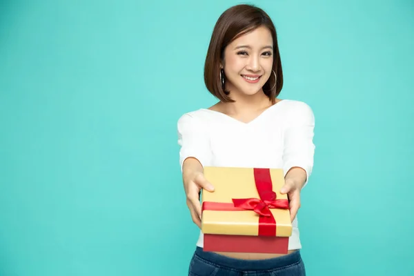 Feliz hermosa mujer asiática sonrisa con caja de regalo de oro aislado —  Fotos de Stock