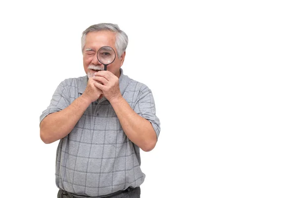 Homem Asiático Sênior Olhando Através Lupa Sorrindo Isolado Fundo Branco — Fotografia de Stock