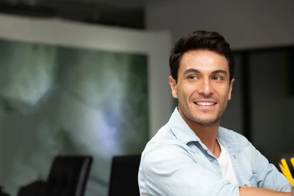 Ofiste Gülümseyen Yakışıklı Adam Olumlu Bir Konsept Hissediyor — Stok fotoğraf