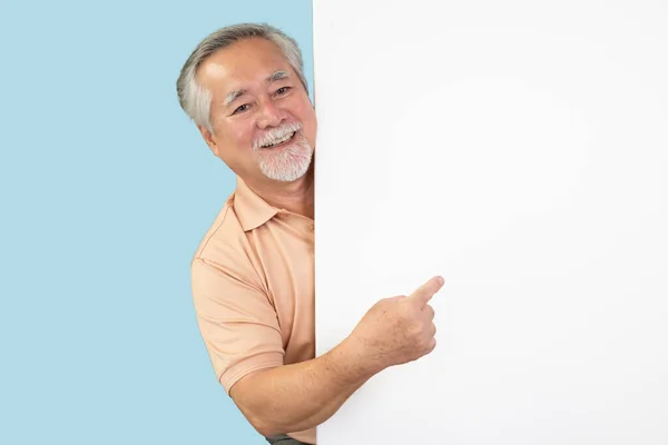 Sorridente Asiatico Anziano Uomo Indicando Verso Qualcosa — Foto Stock