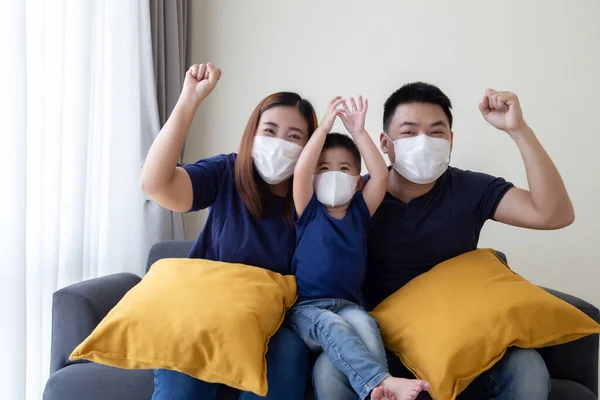 Família Asiática Usando Máscara Médica Protetora Para Prevenir Vírus Covid — Fotografia de Stock