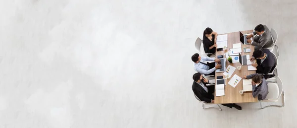 Vista Superior Grupo Pessoas Ocupadas Multiétnicas Que Trabalham Escritório Vista — Fotografia de Stock